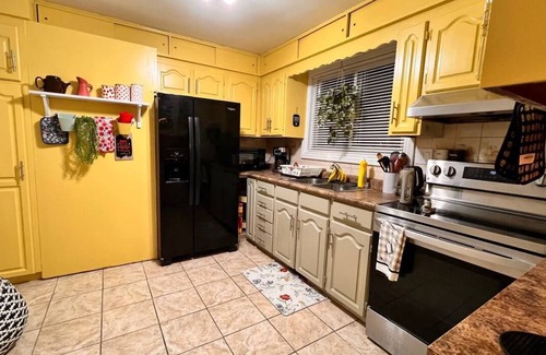 South Central House | Affordable Downtown Private Room in a House (Rumi)