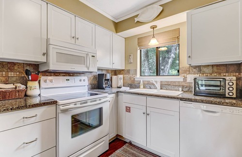 Fernandina Beach Condo | Affordable Elegance at Amelia Landings: Owner Managed and Maintained!