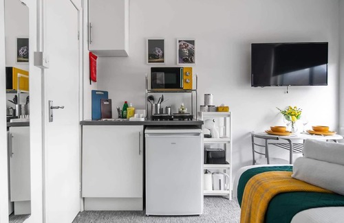 Southgate House | Affordable En-Suite Studio Rooms in London, N14 4A