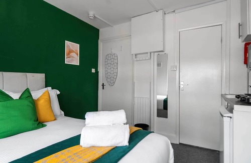 Southgate House | Affordable En-Suite Studio Rooms in London, N14 4A