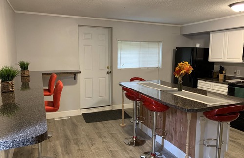 Niagara Falls House | Affordable Entire Place in Niagara Falls (USA)
