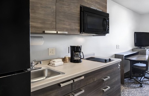 Ashwaubenon Hotel | Affordable Extended-Stay Room with Full Kitchen and Outdoor Grilling Pavilion