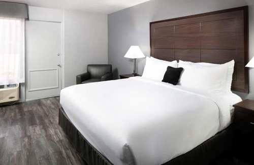Downtown Tucson Resort | Affordable Getaway! Free Parking, Outdoor Pool, Close to Reid Park Zoo
