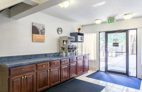 Edgewood Hotel | Affordable Room w/Grab-and-Go Breakfast & Excellent Location Off I-95