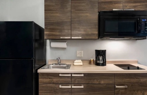 Medford Hotel | Affordable Room with Kitchen, Near Northgate Marketplace and Railroad Park