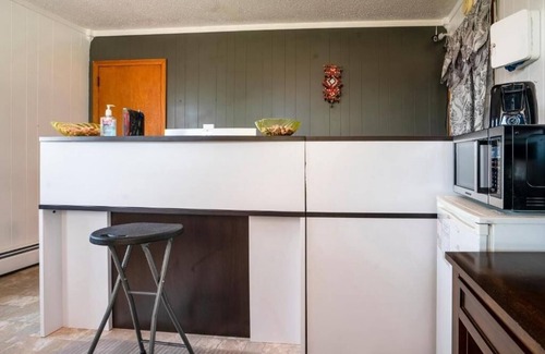 Lamberton Hotel | Affordable Stay w/Parking Near Attractions & Dog Friendly