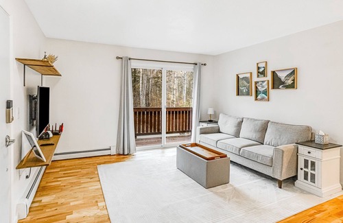 Eagle River Apartment | Affordable stay with mountain views, W/D access, & deck - dog-friendly