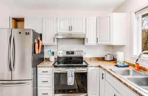 Eagle River Apartment | Affordable stay with mountain views, W/D access, & deck - dog-friendly
