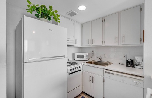 North Ocean City Condo | Affordable studio with great beach views, pools & grills