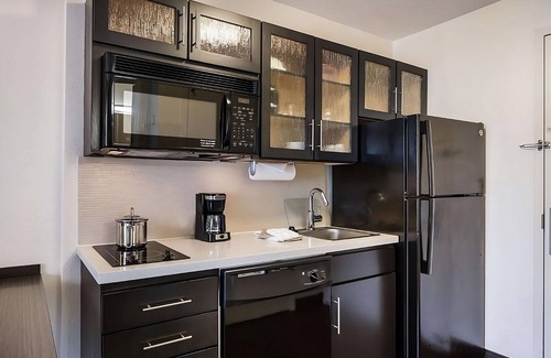 Libertyville Hotel | Affordable Suite w/Full Kitchen – Perfect for Work or Family Stays