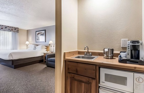 Palm Valley Hotel | Affordable Units Near Attractions! Pool, Parking, Breakfast, Free Wifi