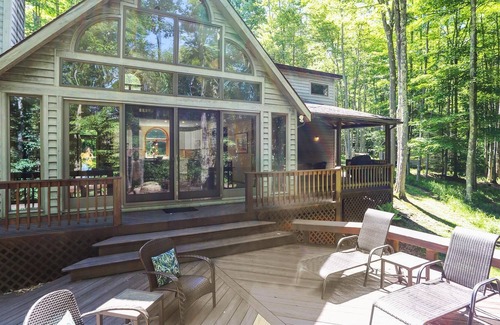 Davis Cabin | Affordably priced for a romantic getaway or family retreat~Beautiful Berkana!