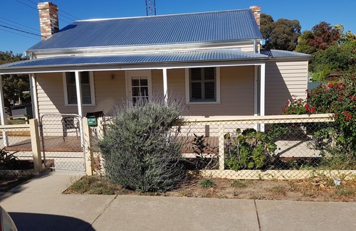 Bendigo House | Afforfable Luxury!!Valda's Cottage Miner's Cottage Free Wifi Pets Easy access