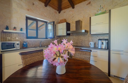 Akrotiri Villa | Afrati villa