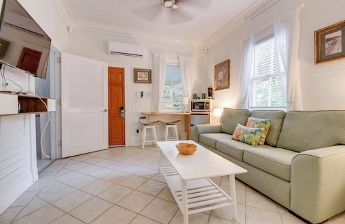 Historic Seaport Apartment | African Queen | Perfect Suite Near Historic Seaport, Shared Pool!