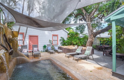 Historic Seaport Apartment | African Queen | Perfect Suite Near Historic Seaport, Shared Pool!