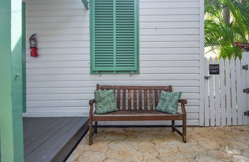 Historic Seaport Apartment | African Queen | Perfect Suite Near Historic Seaport, Shared Pool!