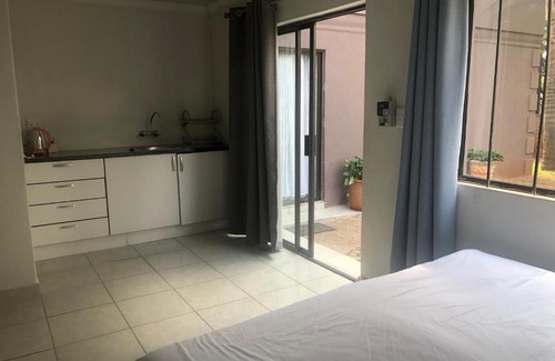 Kempton Park House | Africaren Budget Stay