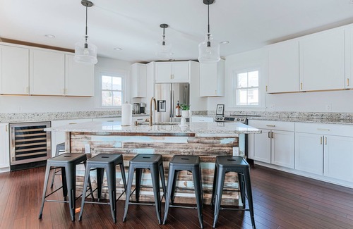 Afton House | Afton Farmhouse: Central to Wineries/Dog Friendly