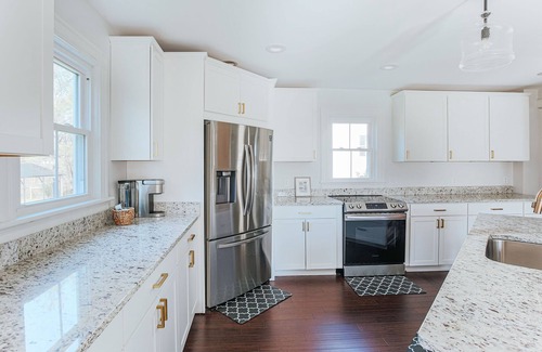 Afton House | Afton Farmhouse: Central to Wineries/Dog Friendly