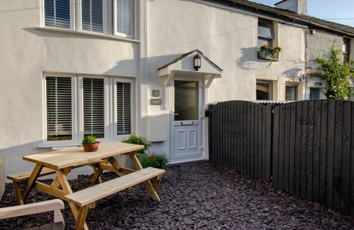 Deiniolen House | Agape Cottage - Two Bedroom House, Sleeps 4