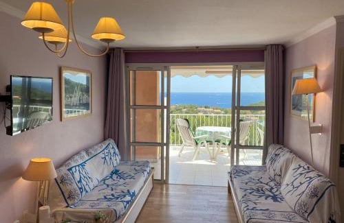 Le Dramont Apartment | AGAY, Cap Esterel, magnifique vue mer panoramique et Esterel, terrasse, piscines, parking, dernier étage, 3 étoiles