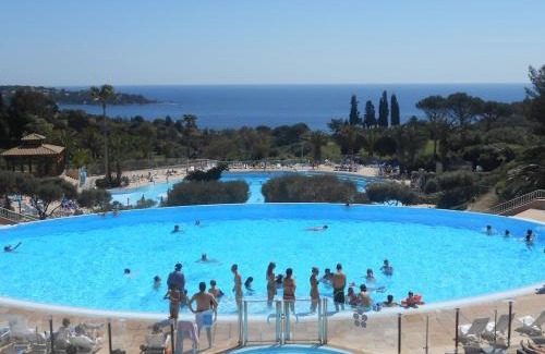 Le Dramont Apartment | AGAY, Cap Esterel, magnifique vue mer panoramique et Esterel, terrasse, piscines, parking, dernier étage, 3 étoiles