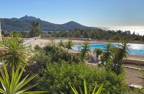 Le Dramont Apartment | AGAY, Cap Esterel, magnifique vue mer panoramique et Esterel, terrasse, piscines, parking, dernier étage, 3 étoiles