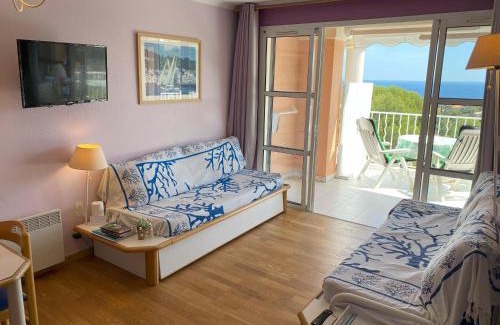 Le Dramont Apartment | AGAY, Cap Esterel, magnifique vue mer panoramique et Esterel, terrasse, piscines, parking, dernier étage, 3 étoiles