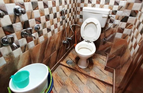 New Delhi House | Aggarwal Guest House In Cream Location 92,121,74700