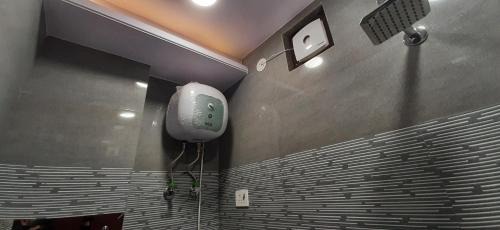 Lajpat Nagar Apartment | Aggarwal home stay in independent flat with private kitchen washroom fridge Android TV wi fi and all cooking utensils for self cooking