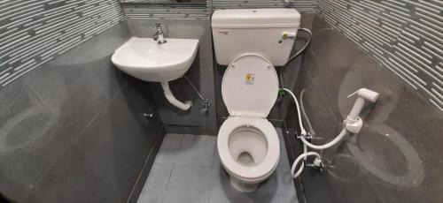 Lajpat Nagar Apartment | Aggarwal home stay in independent flat with private kitchen washroom fridge Android TV wi fi and all cooking utensils for self cooking