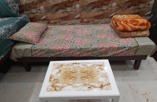 Lajpat Nagar Apartment | Aggarwal luxury rooms with private kitchen having all utensils, gas and fridge, wifi with android tv, fully air conditioning in cream location of lajpat nagar south delhi