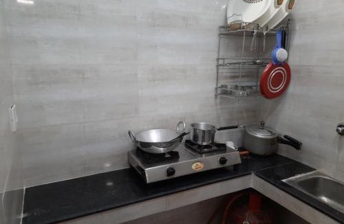 Lajpat Nagar Apartment | Aggarwal luxury rooms with private kitchen having all utensils, gas and fridge, wifi with android tv, fully air conditioning in cream location of lajpat nagar south delhi