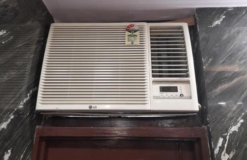 Lajpat Nagar Apartment | Aggarwal luxury rooms with private kitchen having all utensils, gas and fridge, wifi with android tv, fully air conditioning in cream location of lajpat nagar south delhi
