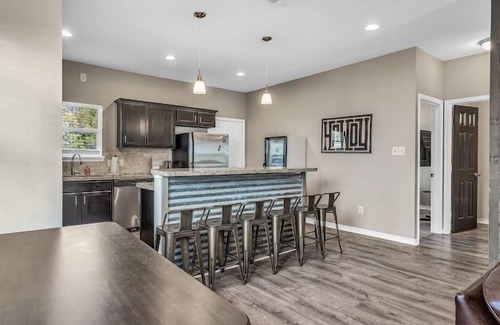 College Station House | Aggieland 5 bedroom house steps from TAMU campus and Kyle Field.
