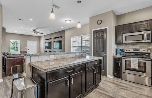 College Station House | Aggieland 5 bedroom house steps from TAMU campus and Kyle Field.
