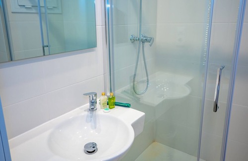 Roses Town Center Hotel | Agi Gloria Rooms 206 Hostel for rent in Roses Girona.