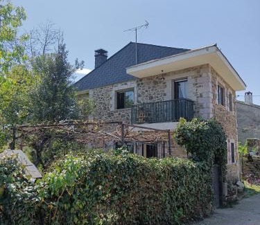 Cobreros House | Agradable casa con chimenea, en zona tranquila de Sanabria