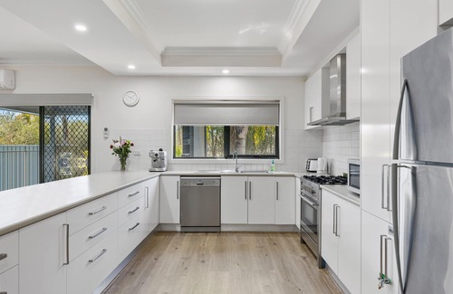Yarrawonga House | "AGRESTIC" Luxury Entertainer, Shaded Pool*, BBall, Sleeps 15 + on 1 acre