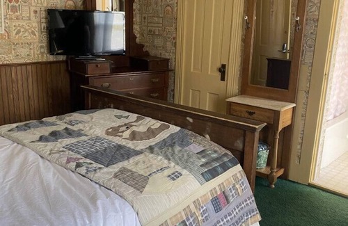 Wabasha Hotel | AH #31/#32 · AH Jack and Jill 2 Full/adjoining bathroom