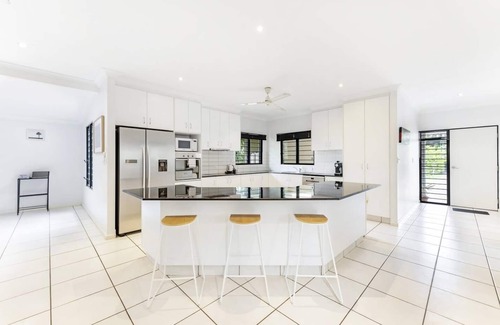 Woolner House | Ah Mat Bungalow Tropical Darwin Stay with Pool