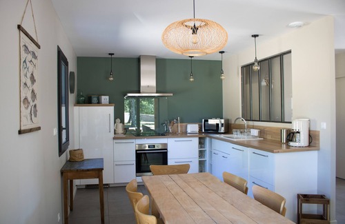 Laval-Saint-Roman Apartment | Aiguèze, air-conditioned Gite N°4 with swimming pool