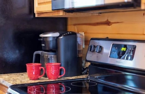 Hochatown Cabin | Ain't Life Grand-Honeymoon Cabin/Hot Tub/Location