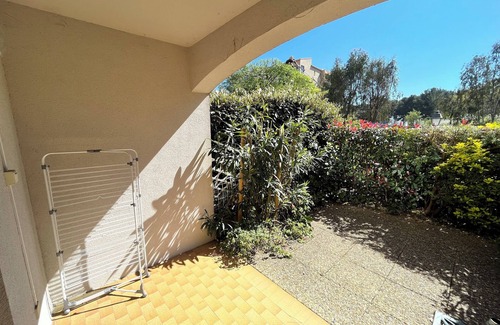 Saint-Mandrier-sur-Mer Apartment | Air-conditioned studio 200 m from the beach