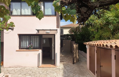 Mandelieu-la-Napoule Beach Apartment | Air-conditioned and a 5-minute walk from the beach.