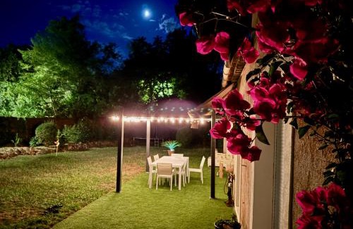 Roquefort-les-Pins Villa | Air-conditioned villa with fresh eggs & vegetables