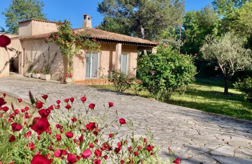 Roquefort-les-Pins Villa | Air-conditioned villa with fresh eggs & vegetables