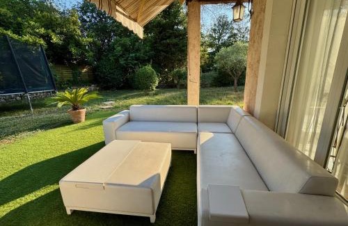 Roquefort-les-Pins Villa | Air-conditioned villa with fresh eggs & vegetables
