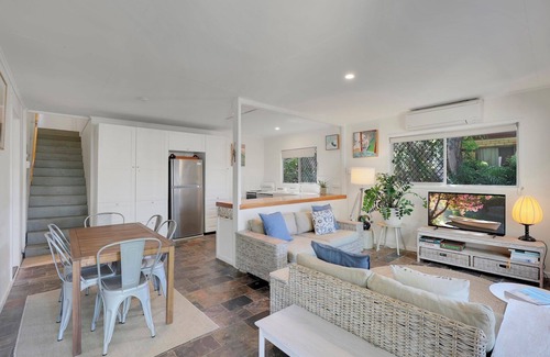 Point Lookout House | Air conditioned and handy to all amenities. Walk to beach.